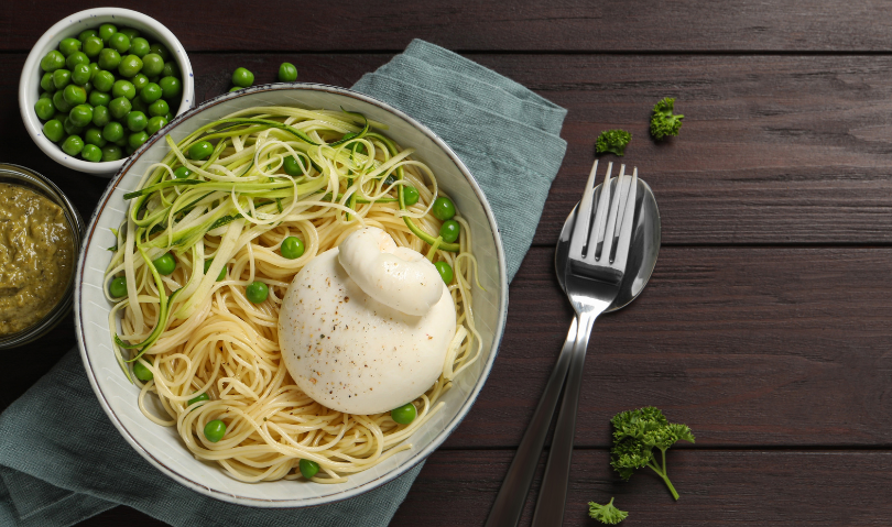 Notre recette de linguines aux fĂšves, pesto et burrata đ